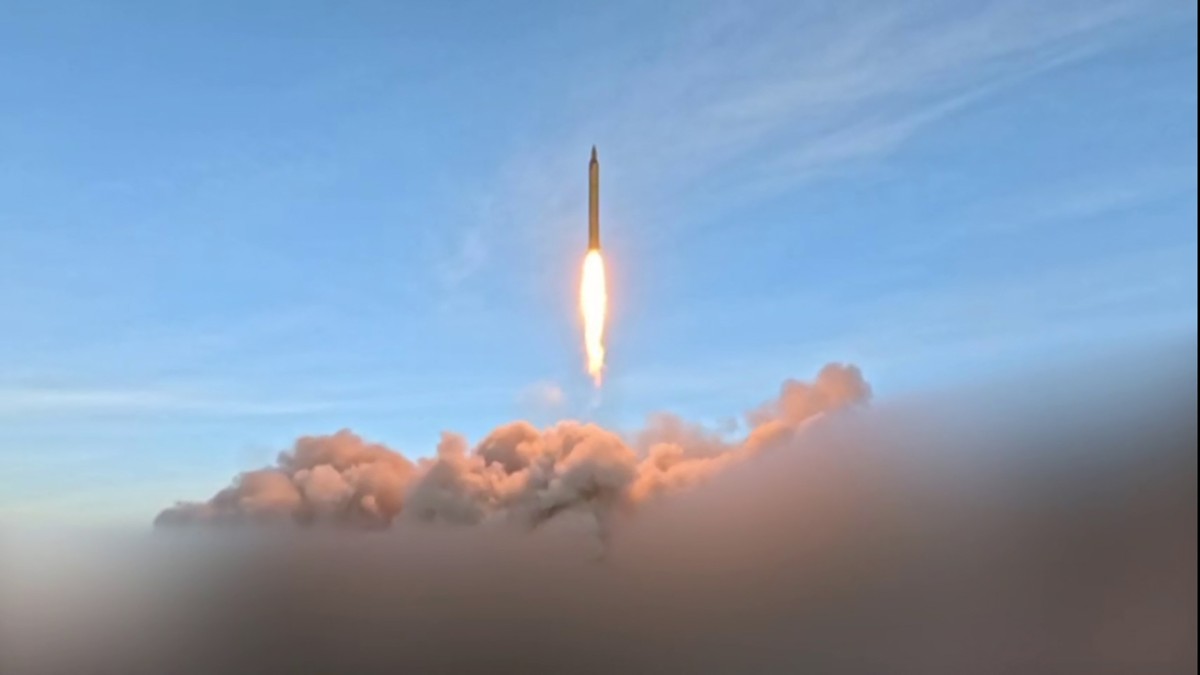 صاروخ إيراني. (أ ف ب)