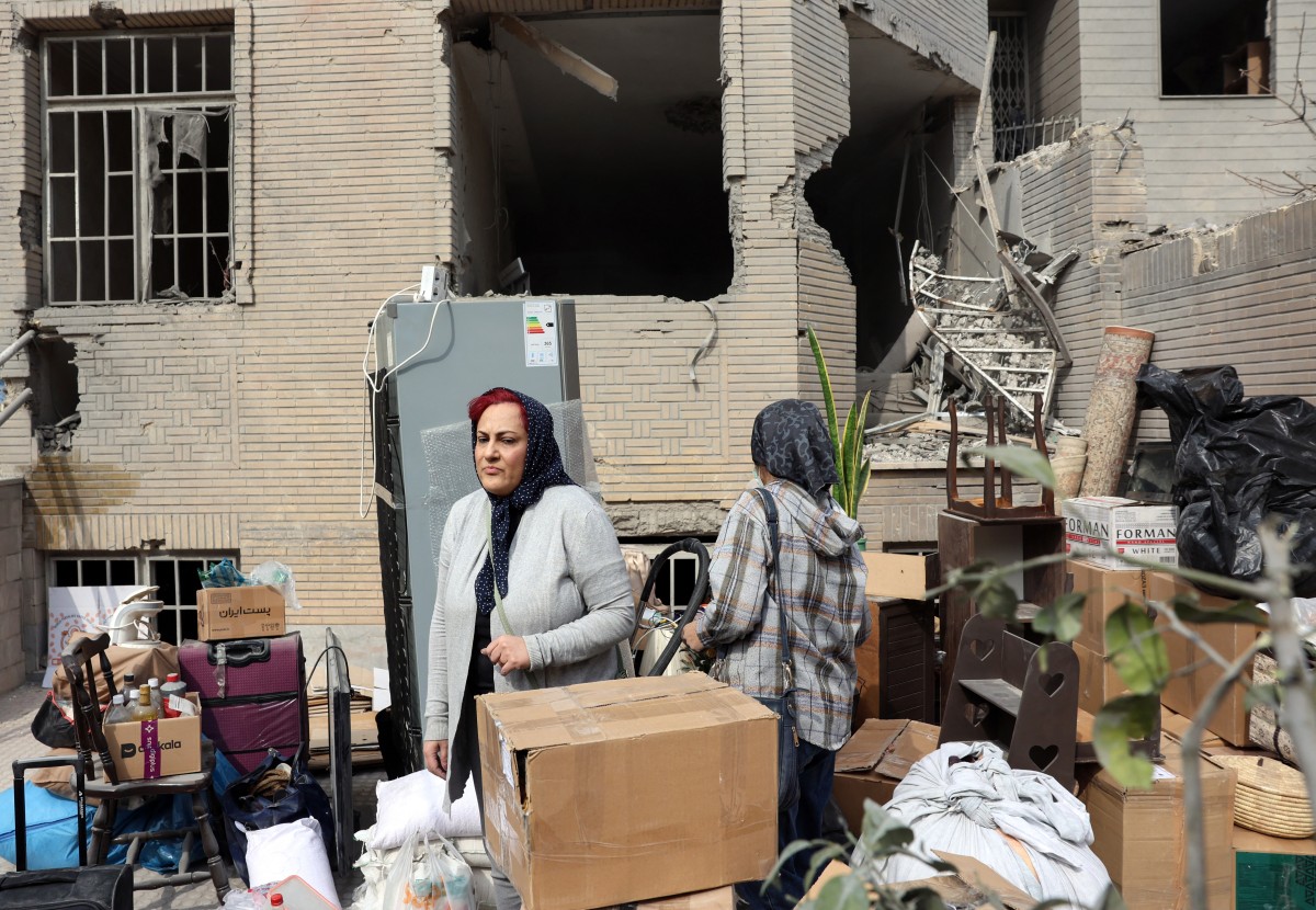 دمار في ايران (أ ف ب)