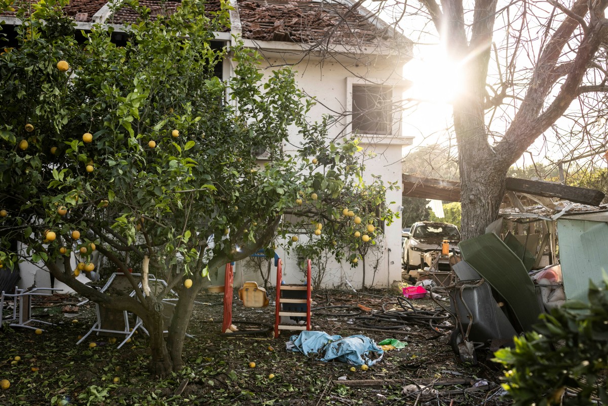 أضرار في إسرائيل. (أ ف ب)