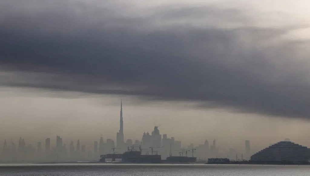 اعتداءات إيرانية مستمرّة على دول الخليج... والدفاعات الجوية تتصدى