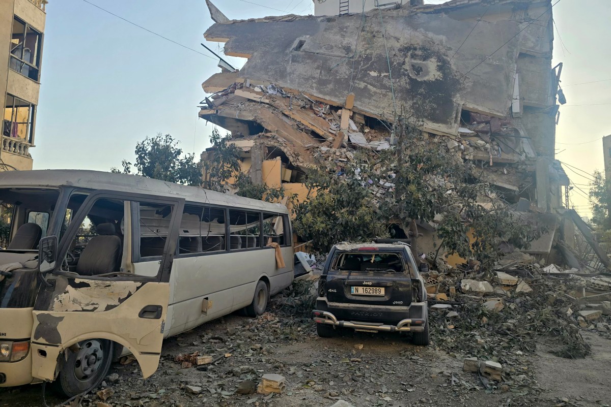 دمار في صور. (أ ف ب)