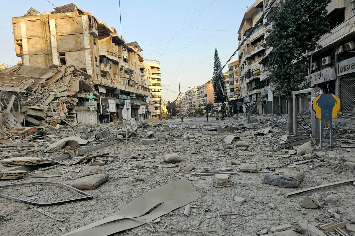 مبانٍ مدمّرة تسدّ الطريق في موقع غارة جوية إسرائيلية ليلية استهدفت منطقة الحدث، جنوب بيروت. (أ ف ب)