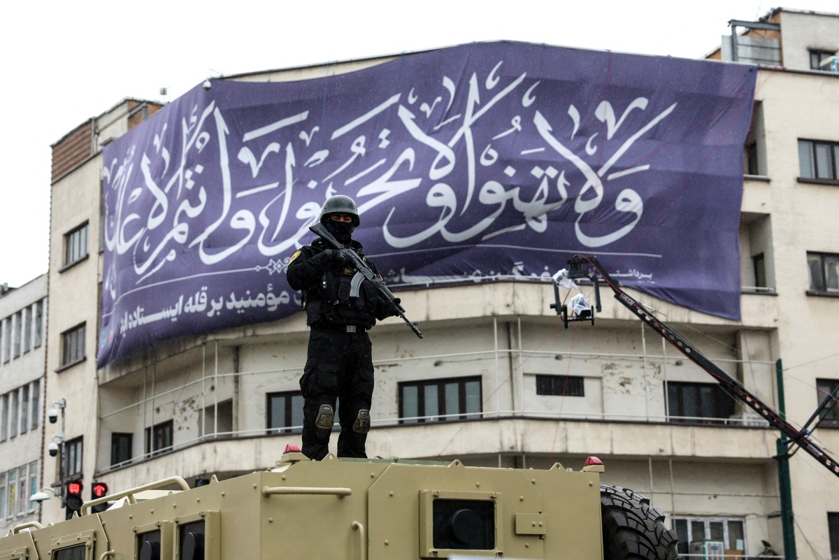 عنصر من قوات الأمن الإيرانية خلال مسيرة يوم القدس في طهران. (أ ف ب)