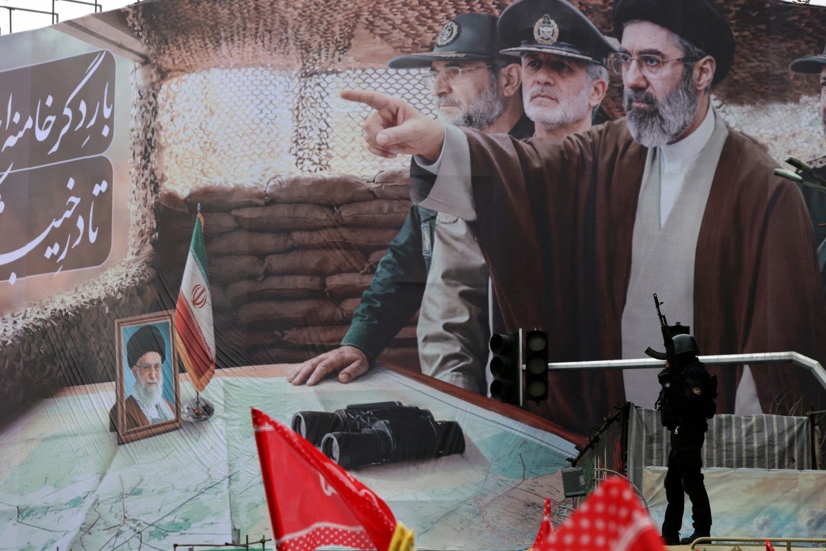 عنصر من الأمن الإيراني خلال مسيرة يوم القدس في طهران. (أ ف ب)