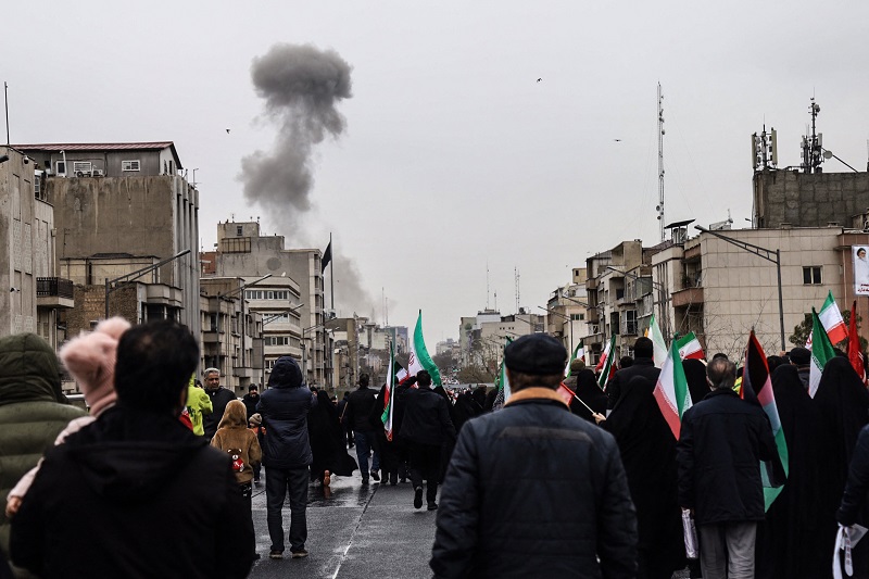  دخان أسود عقب يتصاعد غارة جوية في طهران، (ا ف ب).