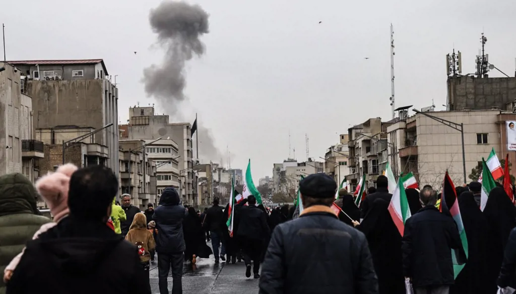 إيران تتوعد وترامب يهدد بضربة قاسية… ومساعٍ لاتفاق نووي جديد