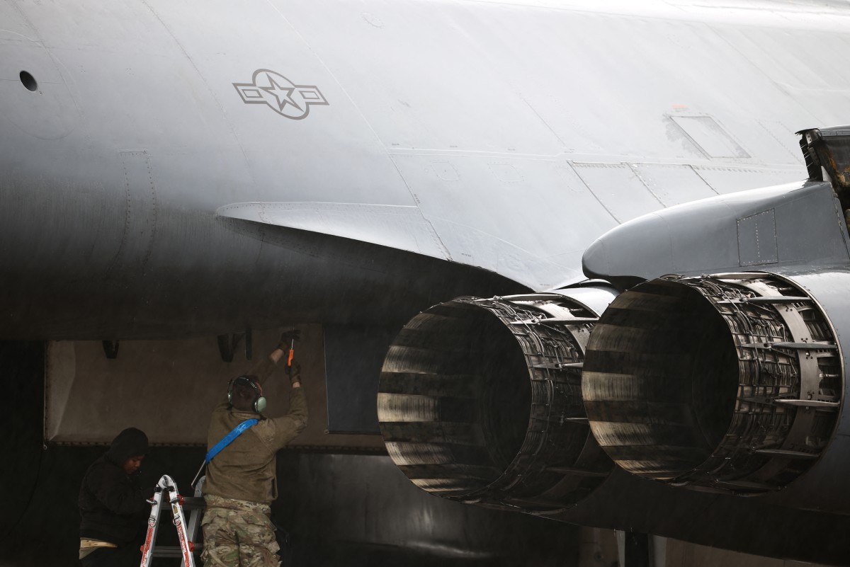 قاذفة قنابل أميركية من طراز B-1 لانسر تستعد للإقلاع من قاعدة سلاح الجو الملكي البريطاني فيرفورد. (أ ف ب)