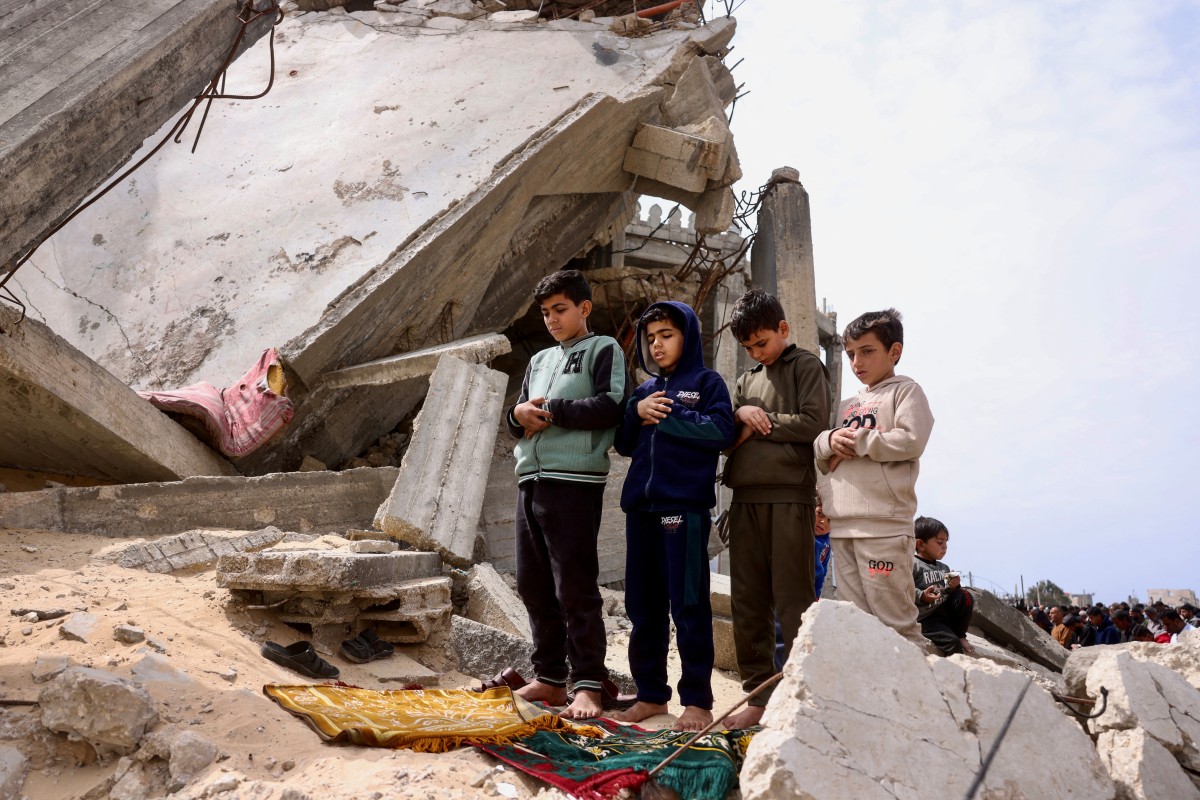 أطفال غزة على انقاض منازلهم (أ ف ب)