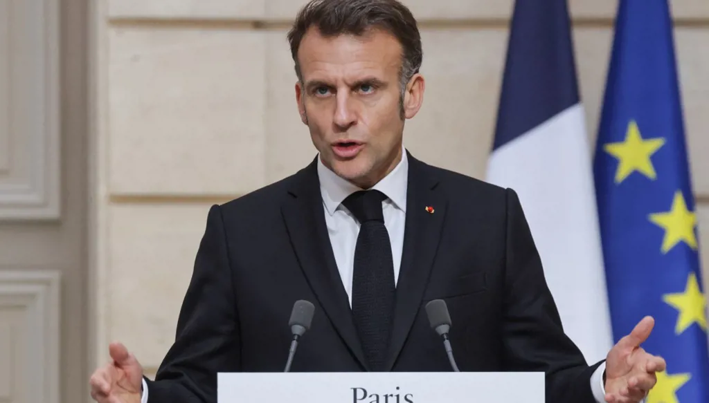 ماكرون: أبلغت الرئيس الإيراني أن "استهداف" فرنسا غير مقبول