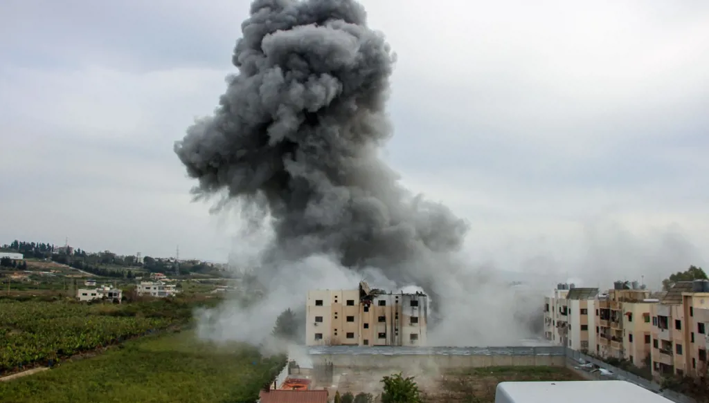 غارات مكثّفة وضرب الجسور جنوباً… نتنياهو يكلّف ديرمر بالملف اللبناني وقاسم يتحدث عن "معركة طويلة"