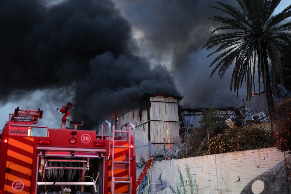 دخان يتصاعد في تل أبيب جراء هجوم إيراني. (أ ف ب)