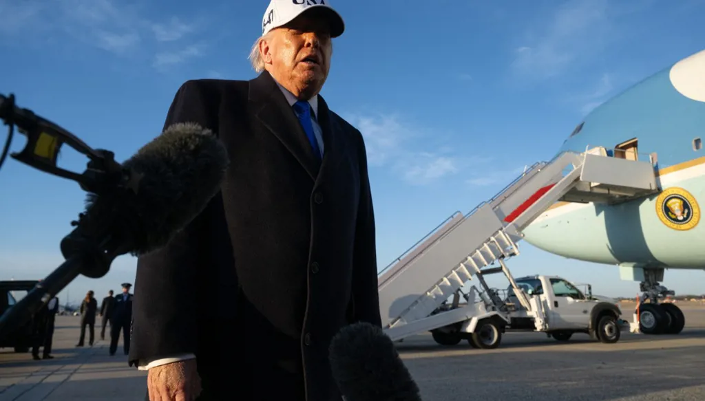 ترامب: لديّ "الحق المطلق" في إعادة فرض الرسوم الجمركية