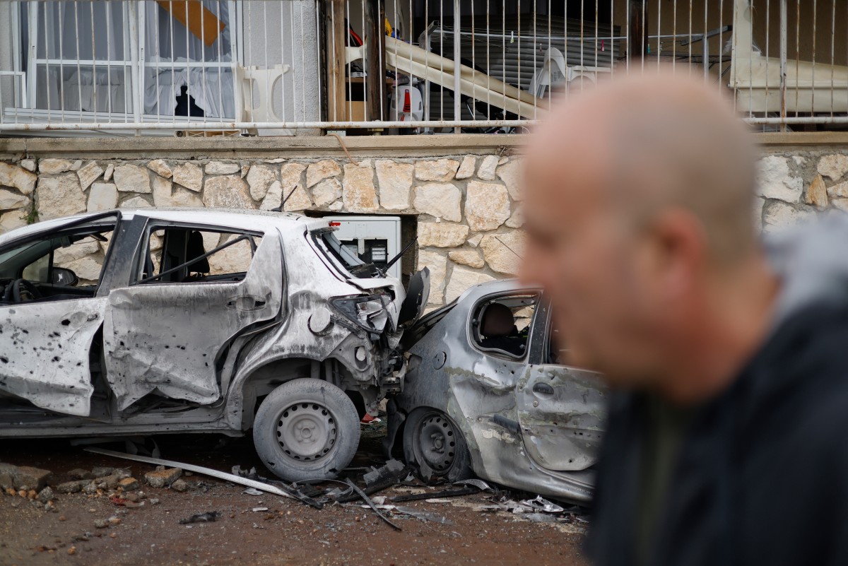 دمار في مستوطنة إسرائيلية من صواريخ حزب الله (أ ف ب).