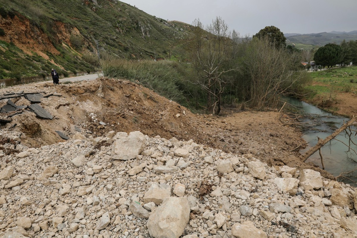 استهداف جسر الخردلي (أ ف ب).