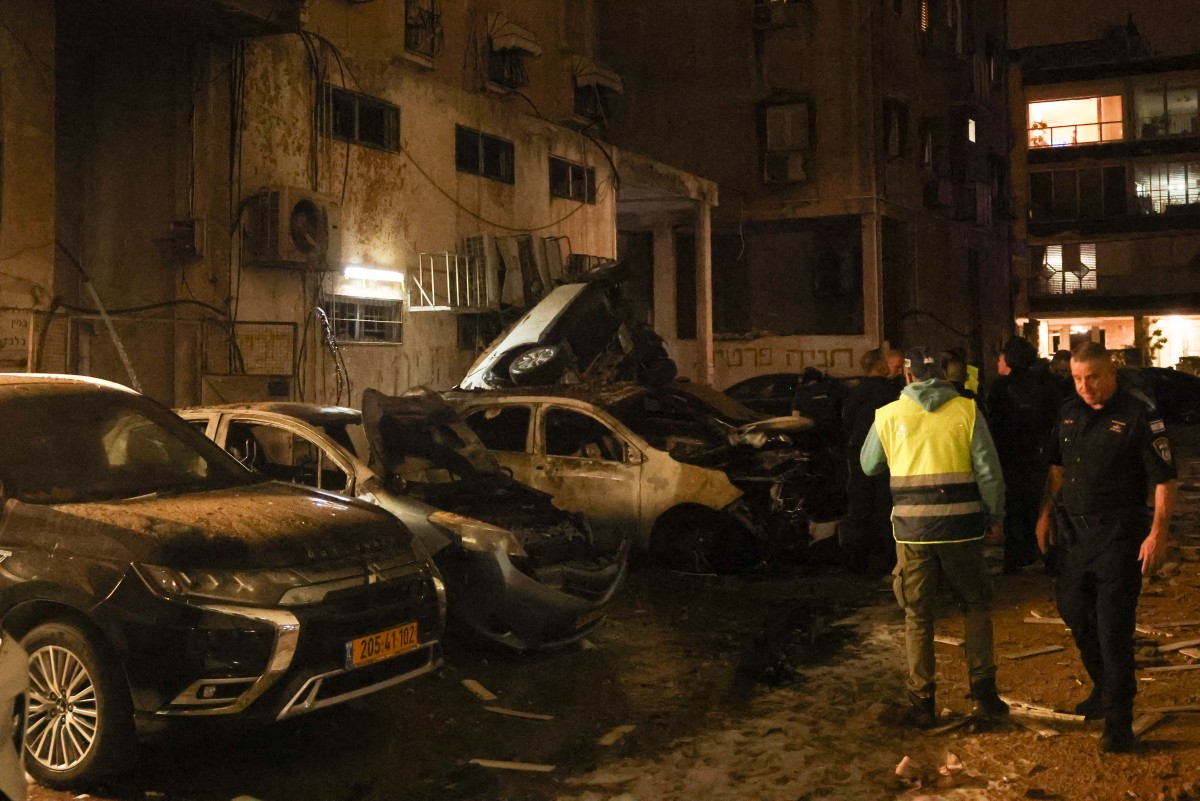 أضرار في إسرائيل. (أ ف ب)