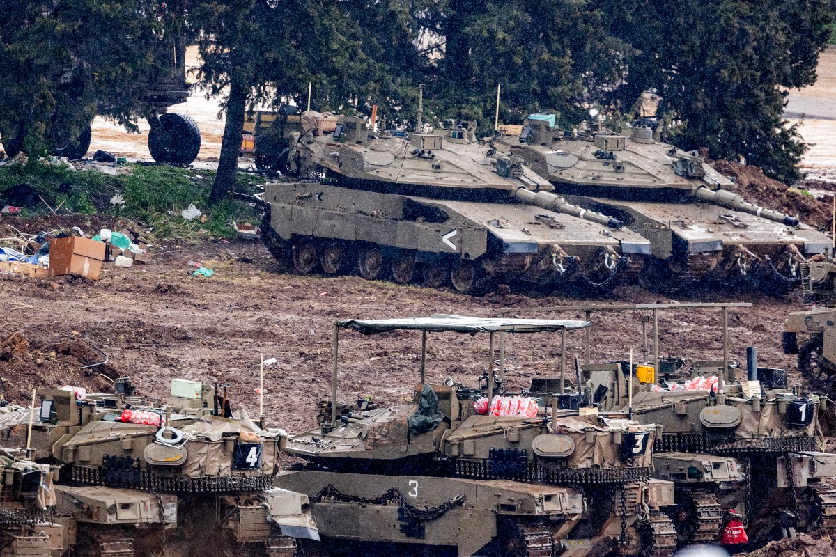 دبابات ميركافا على الحدود مع لبنان (أ ف ب).