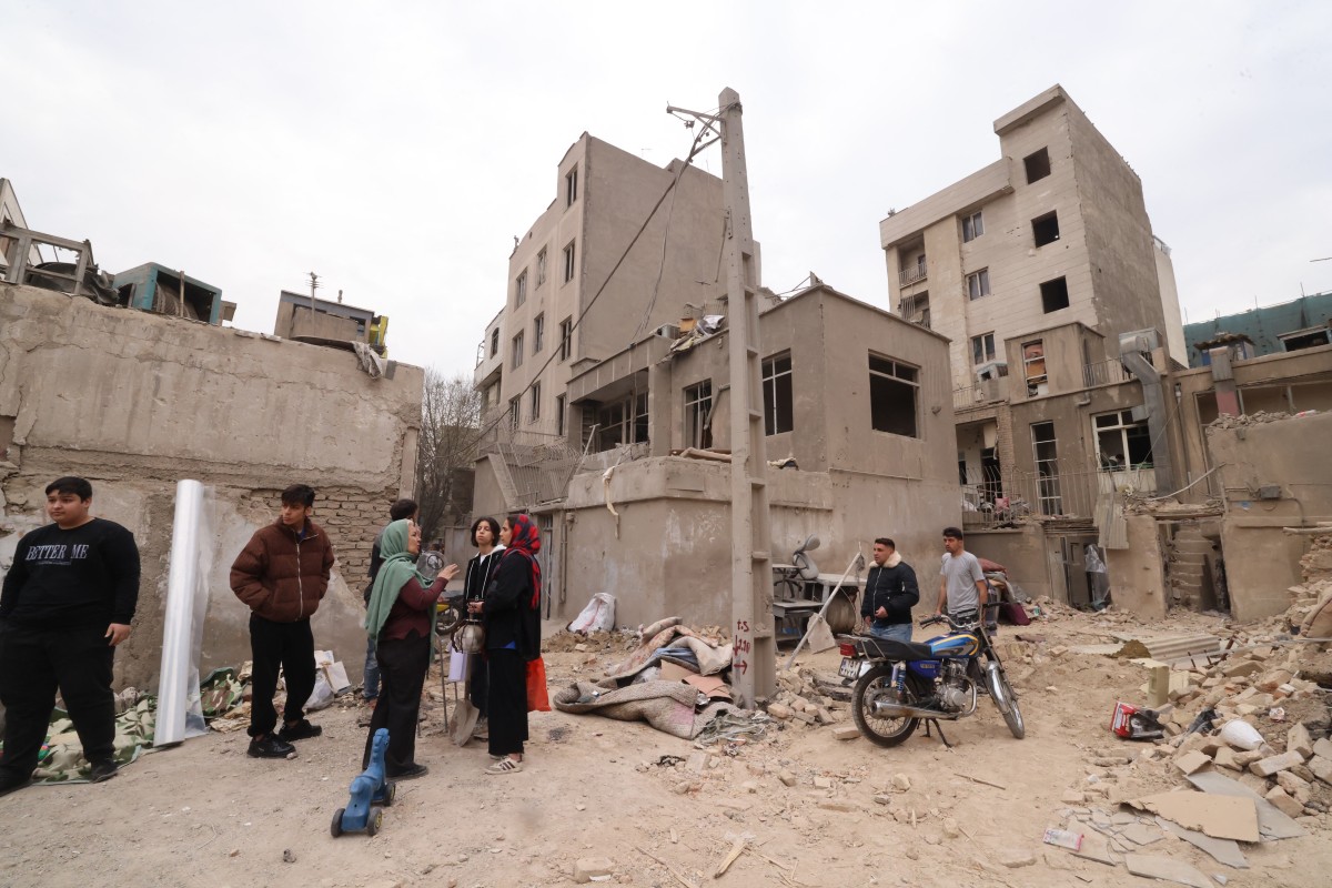 أضرار في المنازل بالعاصمة الإيرانية طهران جرّاء الحرب (أ ف ب).