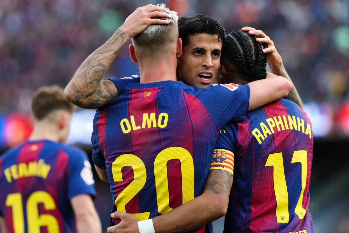 جواو كانسيلو مع داني أولمو ورافينيا. (أ ف ب)