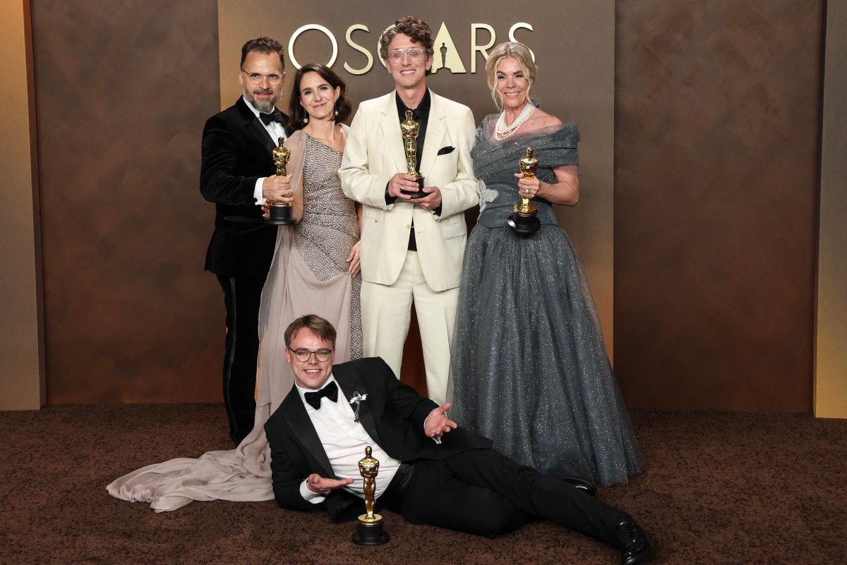 طاقم عمل الوثائقي الفائز بالـ“أوسكار“. (أ ف ب)