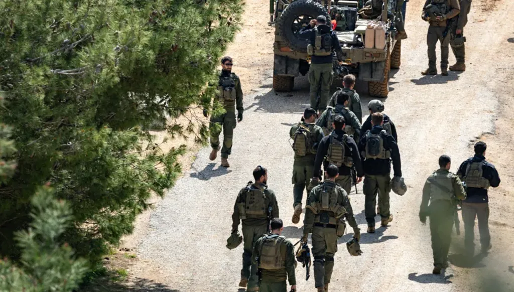 الجيش الإسرائيلي يتحقق من صورة لجندي يحطّم تمثالاً للمسيح في جنوب لبنان