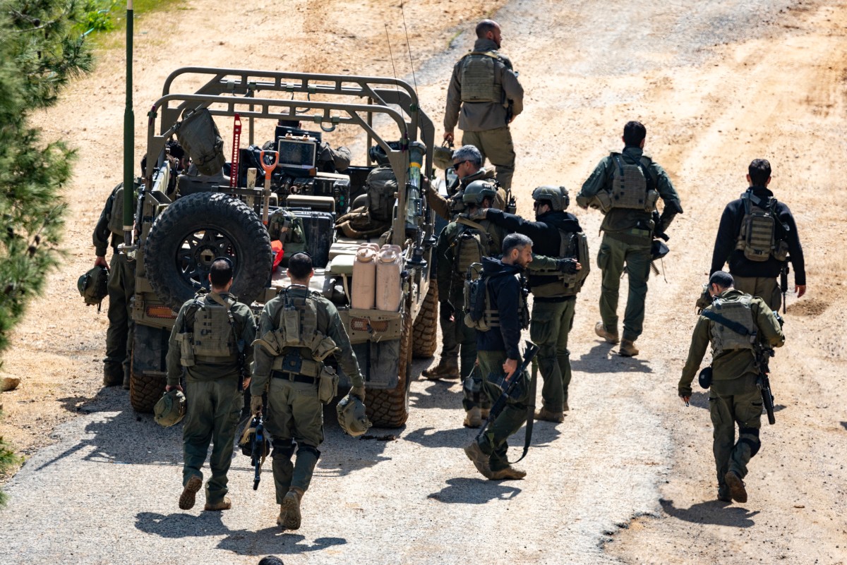 قوات إسرائيلية على الحدود مع لبنان (أ ف ب).