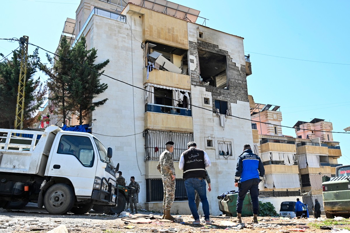 غارة على مبنى في خلدة. (أ ف ب)