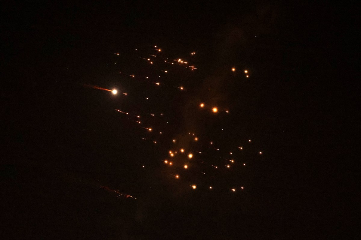 آثار الصواريخ في السماء وسط وابل جديد من الهجمات الصاروخية الإيرانية فوق مدينة نتانيا الإسرائيلية. (أ ف ب)