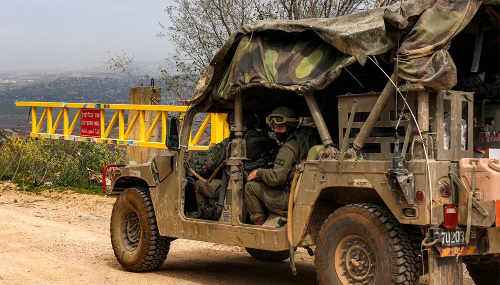 تصعيد واسع جنوباً: إسرائيل تدرس السيطرة على قرى حدودية وصواريخ تطال تل أبيب