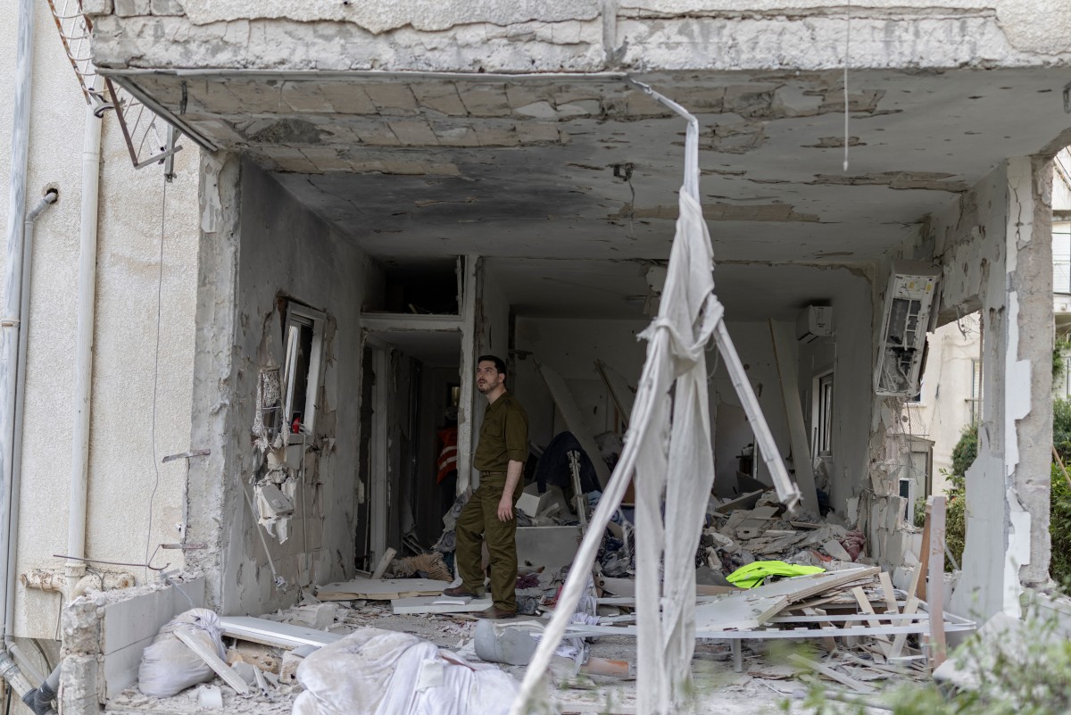 أضرار في تل أبيب (أ ف ب).