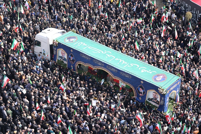 جانب من جنازة رئيس الأمن الإيراني علي لاريجاني وقائد الباسيج غلام رضا سليماني في طهران، (ا ف ب).
