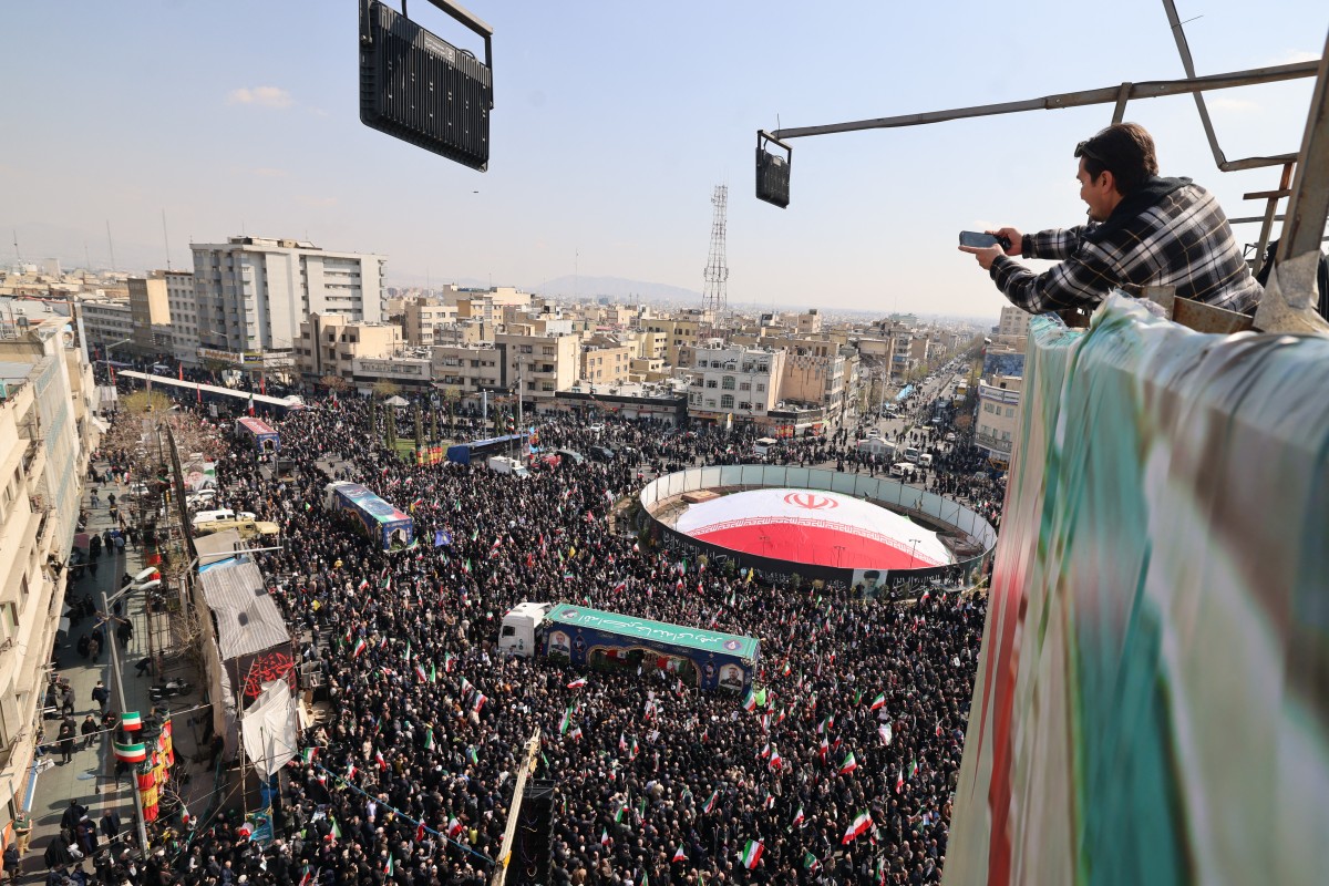 من تشييع علي لاريجاني. (أ ف ب)