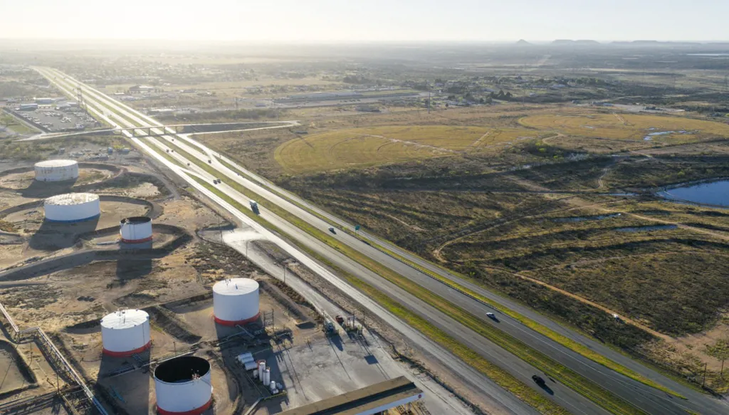 خام غرب تكساس الوسيط يتخطى عتبة المئة دولار للبرميل