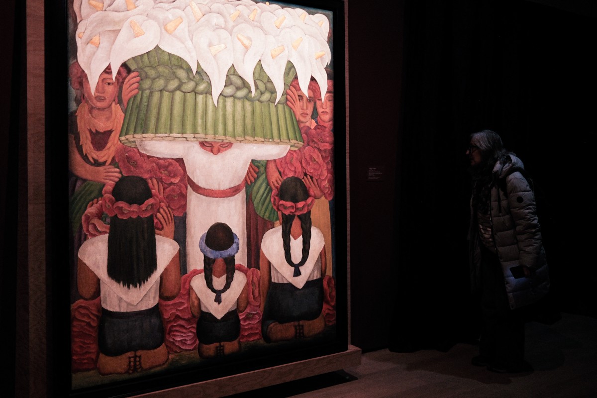 لوحة “مهرجان الزهور: عيد سانتا أنيتا“ لدييغو ريفيرا في المعرض. (أ ف ب)