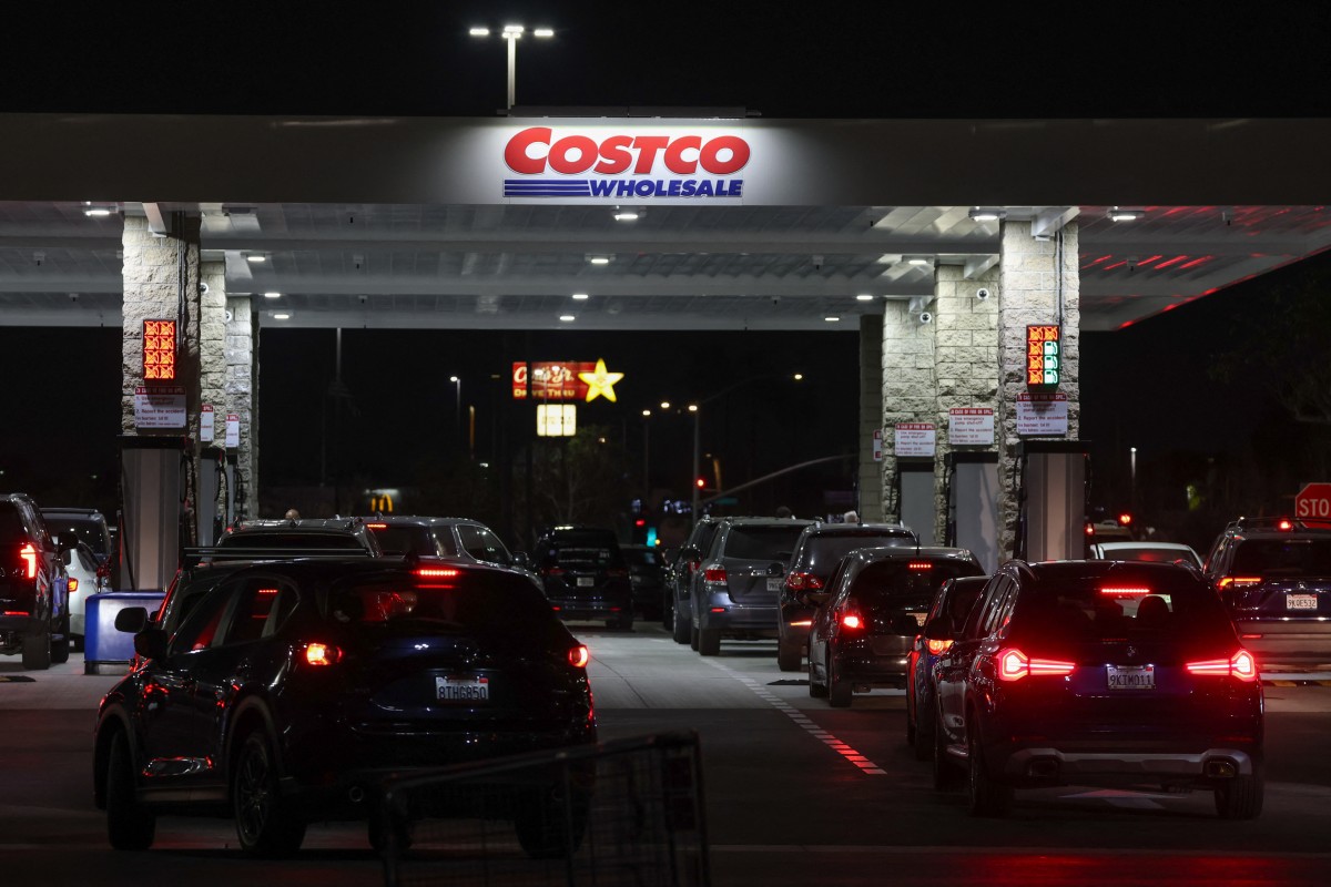 طوابير سيارات أمام محطة للوقود في كاليفورنيا. (أ ف ب)