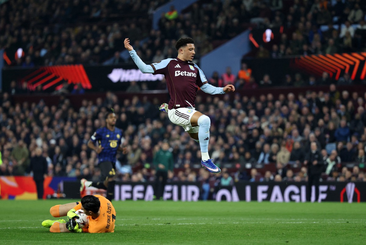 من مباراة أستون فيلا وليل في الدوري الأوروبي. (أ ف ب)