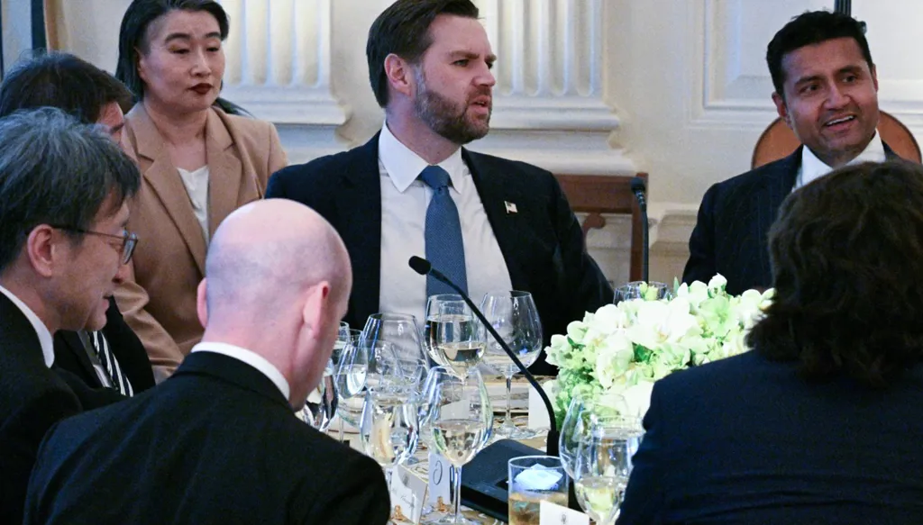 جيه دي فانس يستعد لتولي أهم مهمّة في مسيرته المهنية... التفاوص وإنهار حرب إيران