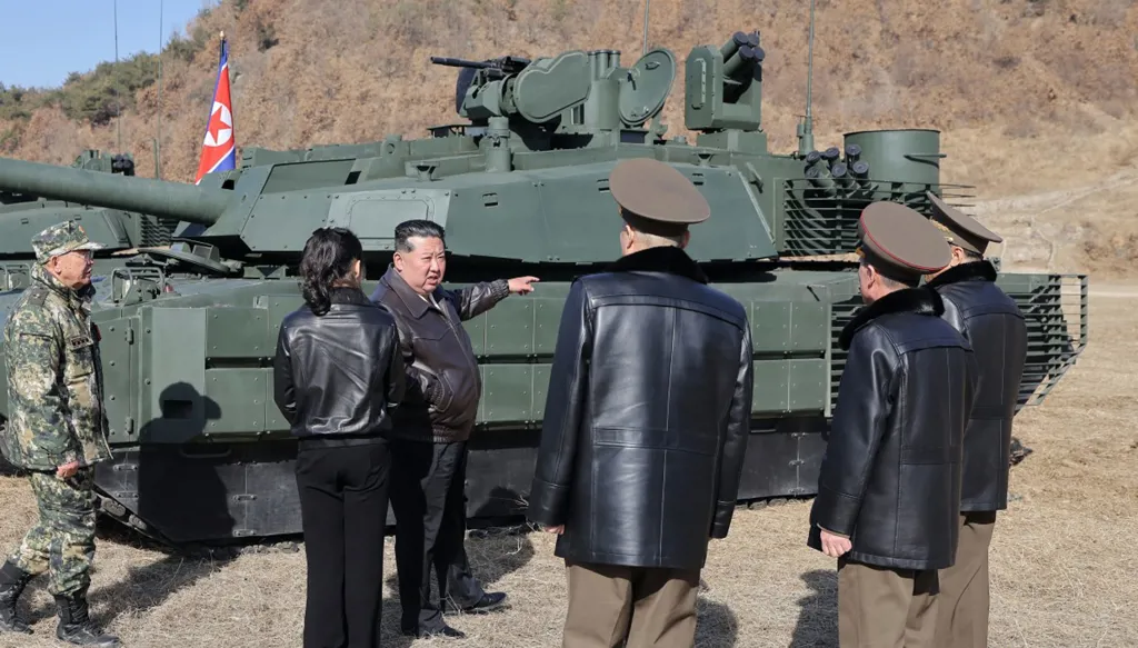 كيم جونغ أون وابنته يقفان إلى جانب الدبابة (أ ف ب).