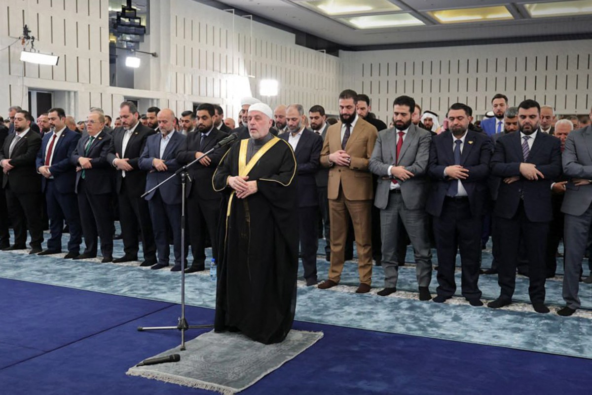 الشرع في صلاة العيد بدمشق (أ ف ب).