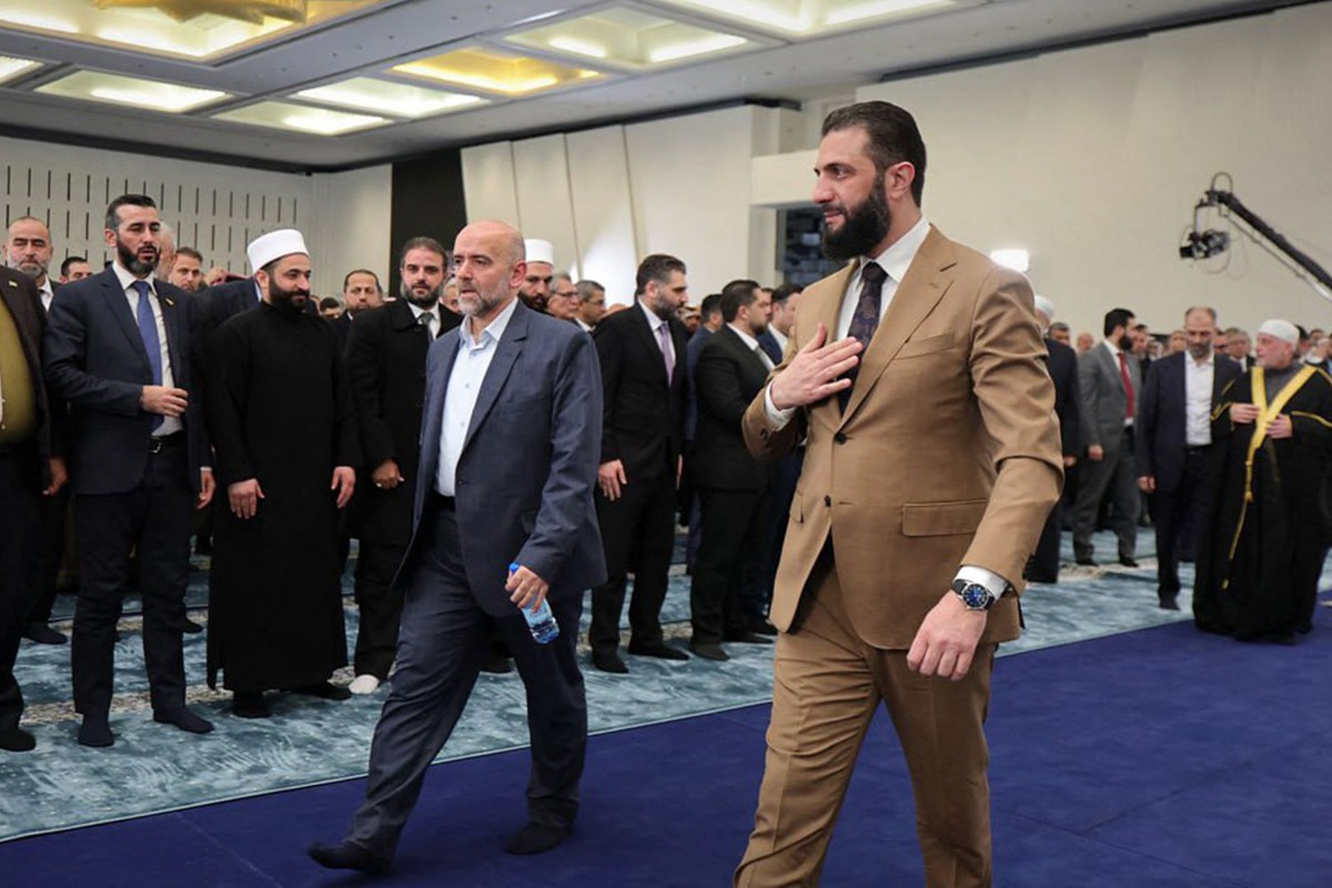 الشرع في صلاة العيد بدمشق (أ ف ب).