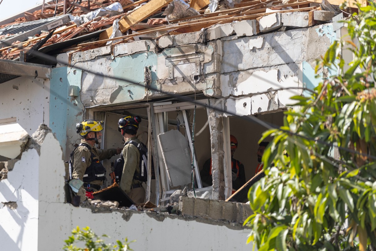 سقوط صاروخ على مدينة رحوفوت، جنوب تل أبيب. (أ ف ب)