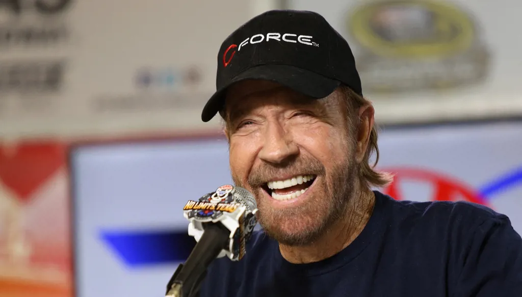 رحيل الممثل تشاك نوريس… أسطورة "الأكشن" و"الرجل الذي لا يُهزم"