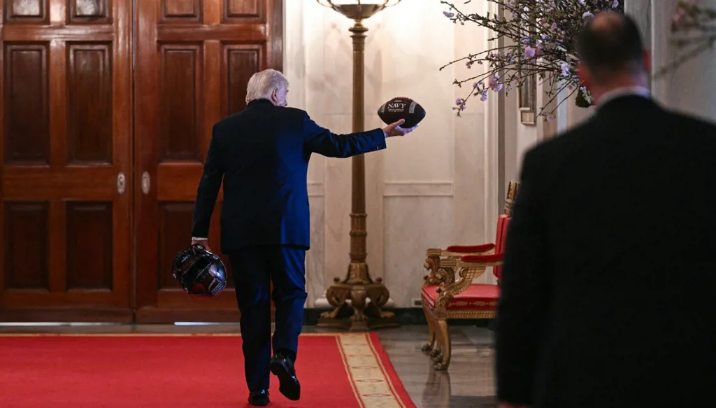 عملة تذكارية ذهبية عيار 24 قيراطاً تحمل صورة ترامب... قرار غير مسبوق في أميركا