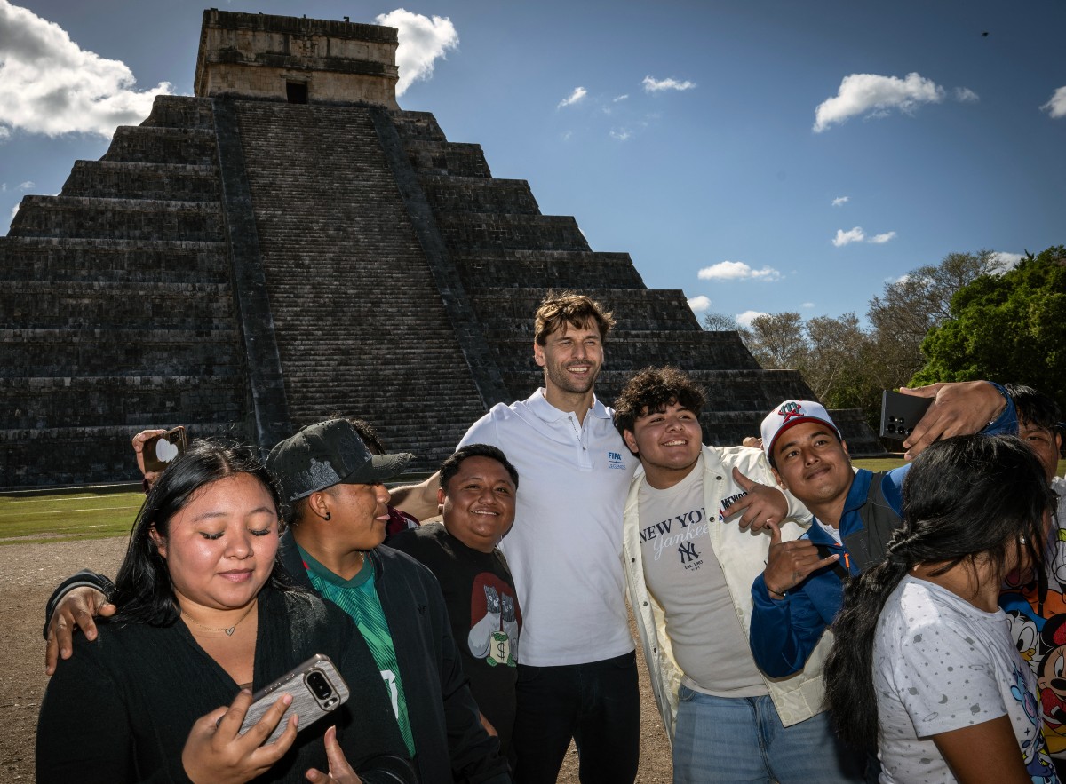 الإسباني فرناندو يورنتي خلال عرض كأس العالم في المكسيك. (أ ف ب)