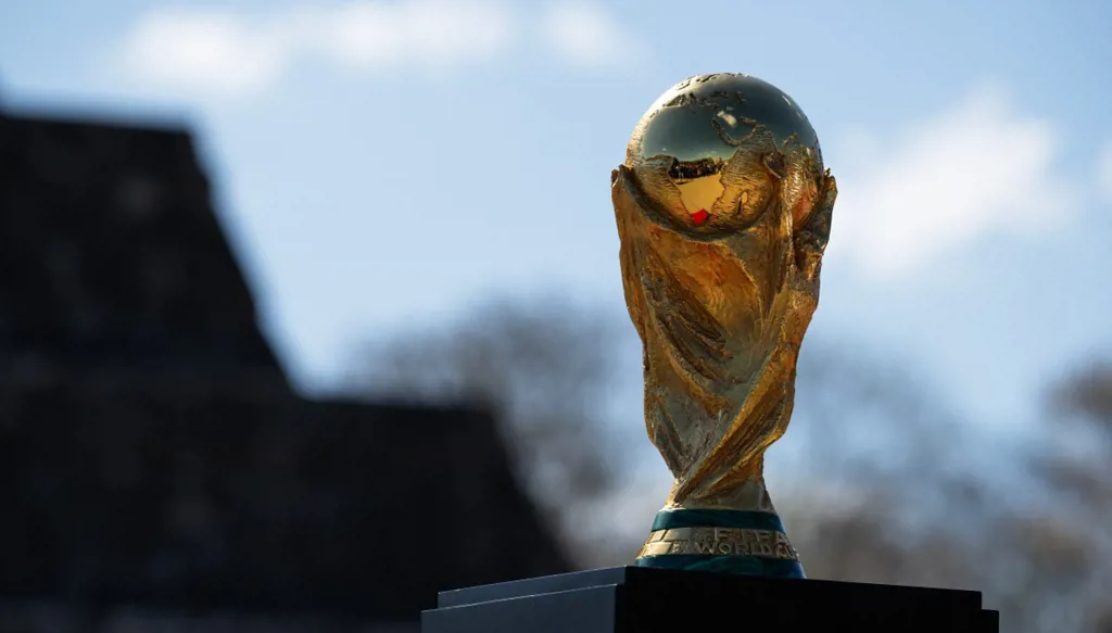 وسط إجراءات أمنية مشددة... عرض كأس العالم في موقع أثري في المكسيك (صور)