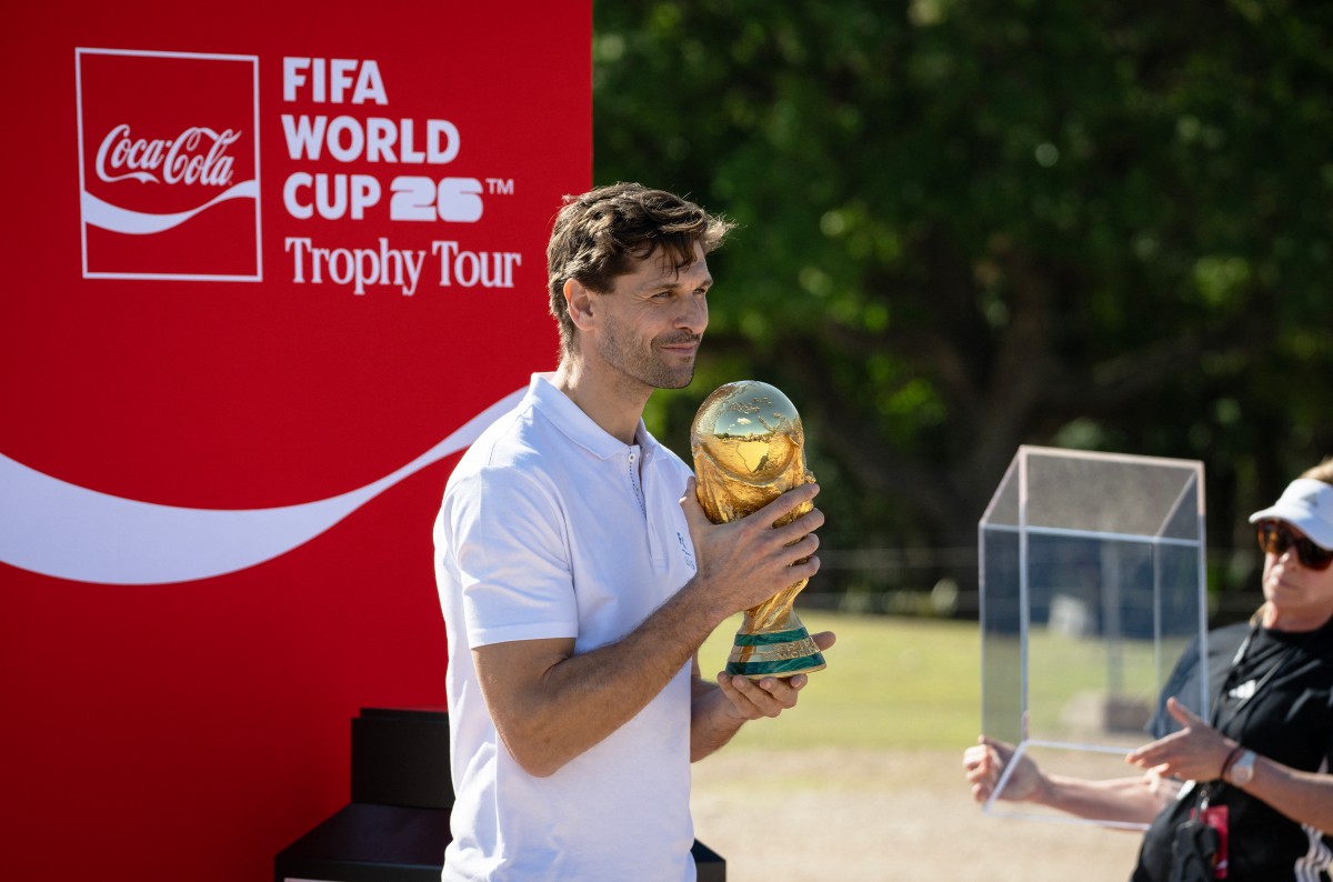 الإسباني فرناندو يورنتي حاملاً كأس العالم في المكسيك. (أ ف ب)