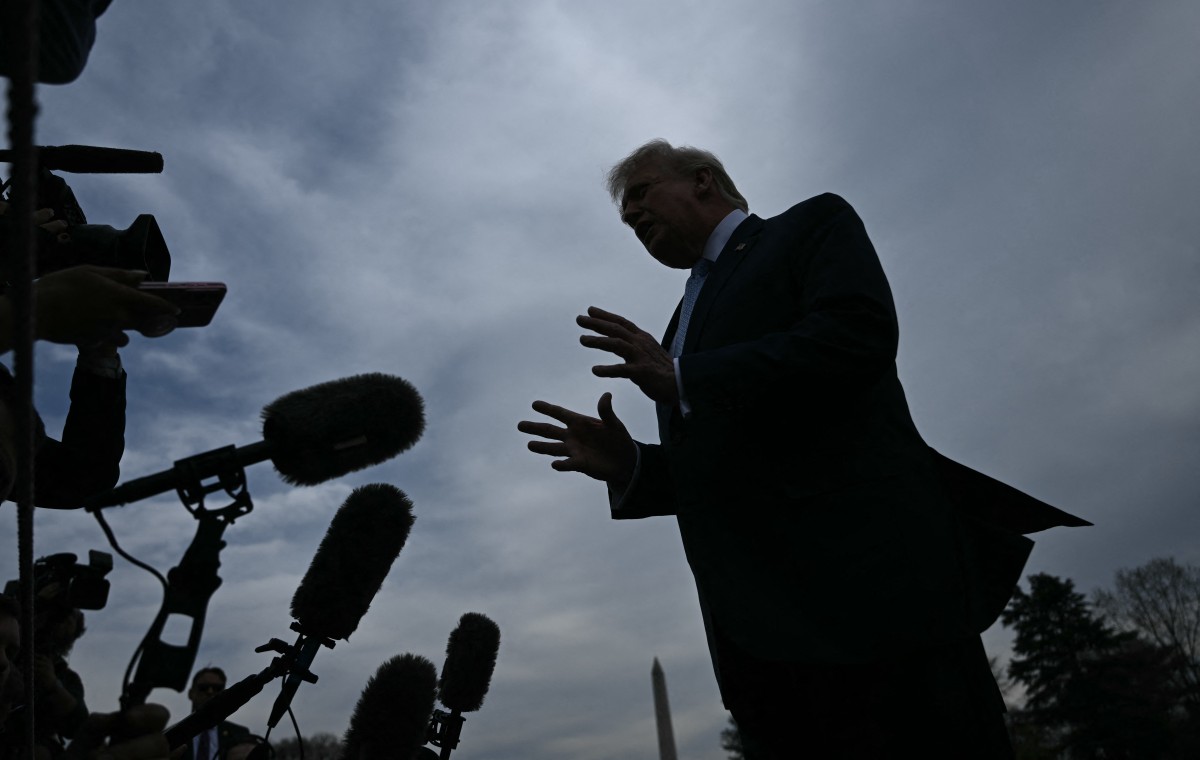 الرئيس الأميركي دونالد ترامب متحدثاً إلى الصحافيين. (أ ف ب)