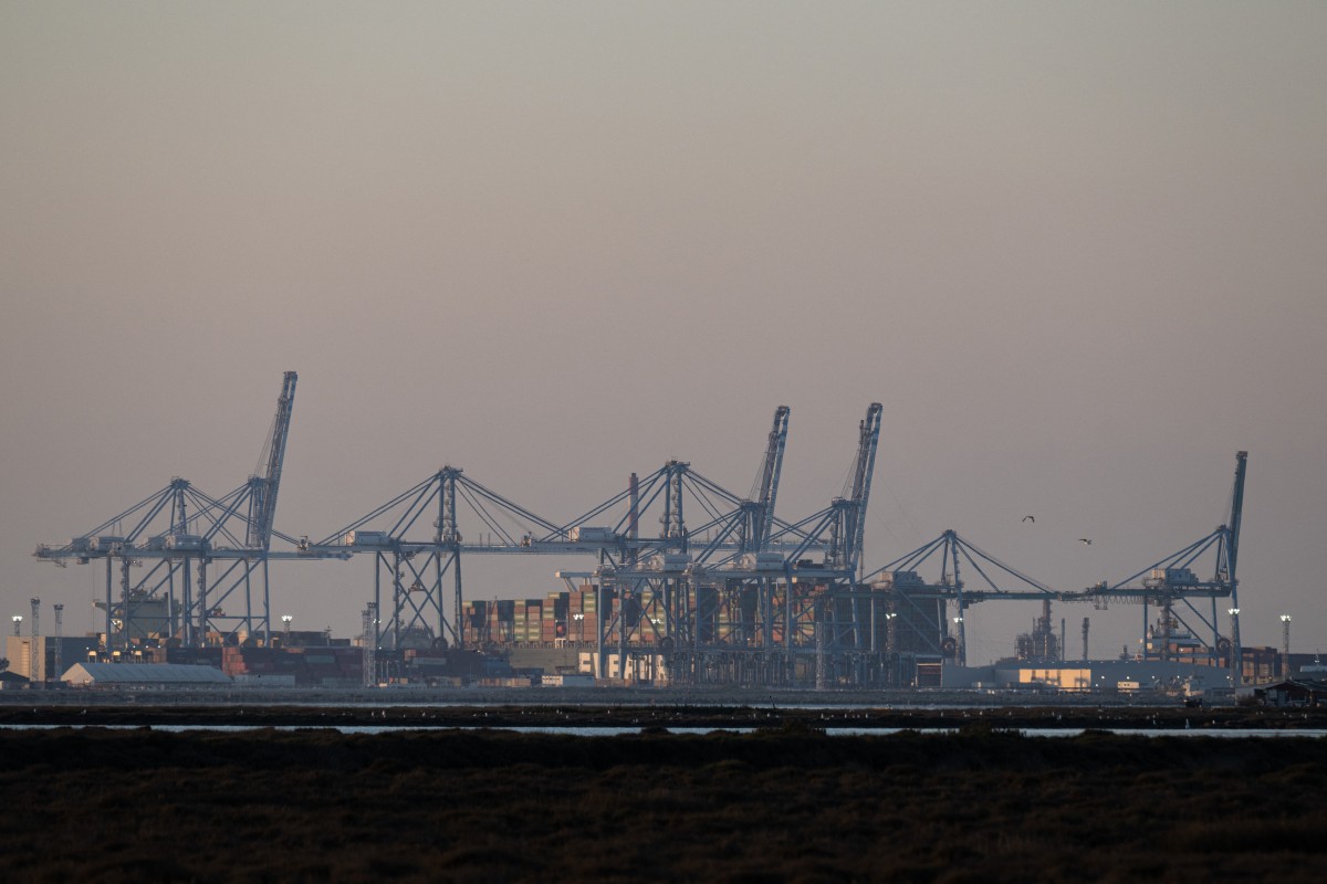  ميناء فوس سور مير التجاري والصناعي، بالقرب من مرسيليا، جنوب فرنسا (أ ف ب). 