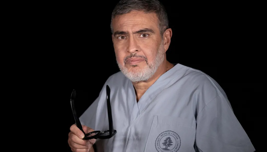 من غزة إلى بيروت...  غسان أبو ستّة طبيب يرمّم أجساد أطفال مزّقتها الحرب