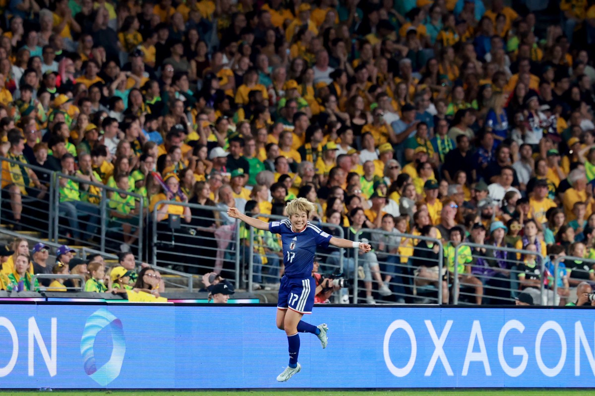 نجمة توتنهام الإنكليزي تحتفل بهدفها في مرمى أستراليا. (أ ف ب)