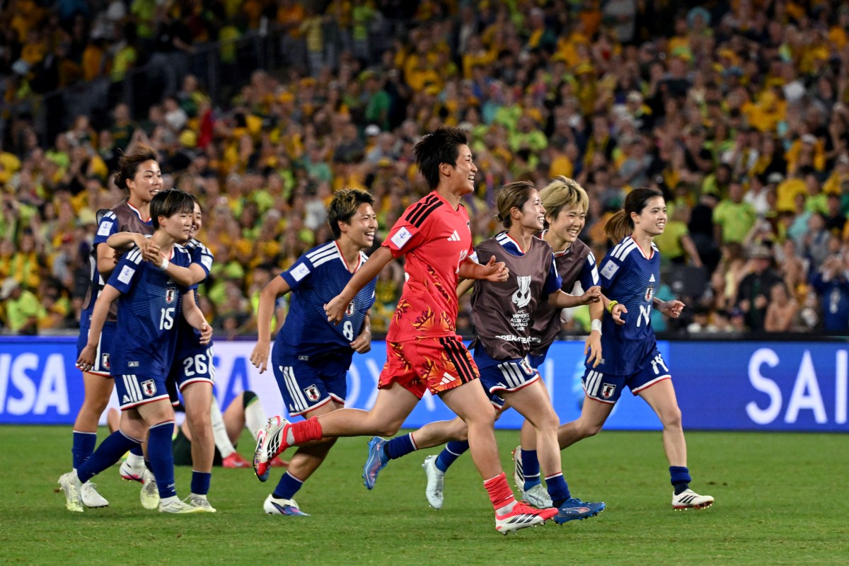 منتخب اليابان يحتفل بالفوز. (أ ف ب)